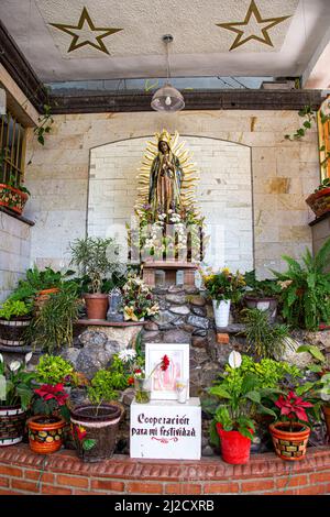 Une interprétation artistique de la Vierge Marie. Les propriétaires d'entreprise croient que sa forme protège leur entreprise. San Miguel de Allende, Guanajuato, Mexique. Banque D'Images