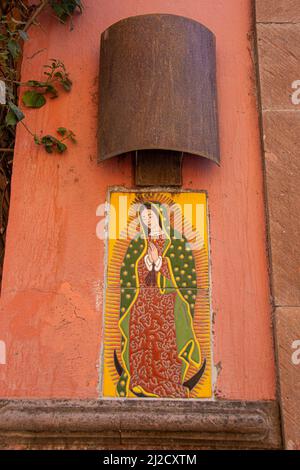 Une interprétation artistique de la Vierge Marie. Les propriétaires d'entreprise croient que sa forme protège leur entreprise. San Miguel de Allende, Guanajuato, Mexique. Banque D'Images