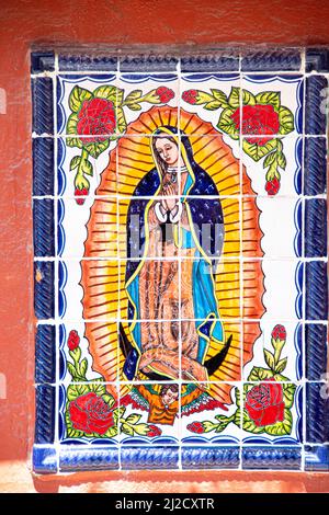 Une interprétation artistique de la Vierge Marie. Les propriétaires d'entreprise croient que sa forme protège leur entreprise. San Miguel de Allende, Guanajuato, Mexique. Banque D'Images