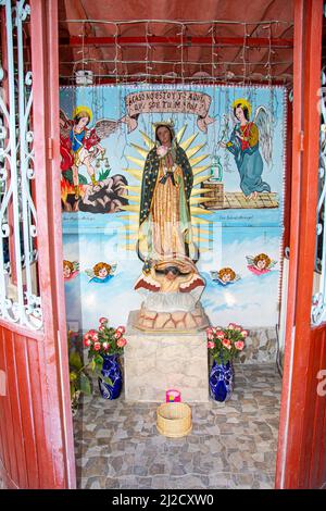 Une interprétation artistique de la Vierge Marie. Les propriétaires d'entreprise croient que sa forme protège leur entreprise. San Miguel de Allende, Guanajuato, Mexique. Banque D'Images