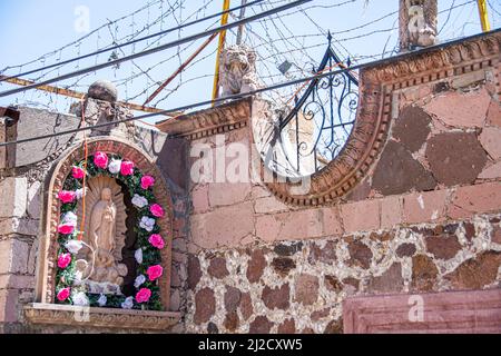 Une interprétation artistique de la Vierge Marie. Les propriétaires d'entreprise croient que sa forme protège leur entreprise. San Miguel de Allende, Guanajuato, Mexique. Banque D'Images