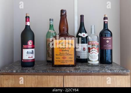 Ankara, Turquie - mars 26 2022 : bouteilles de différentes marques de vin, vodka, whisky et martini, utilisées comme décorations dans un restaurant après ouverture Banque D'Images