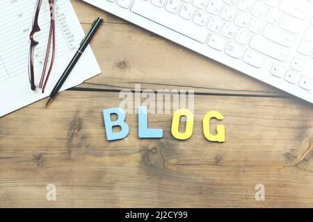 blog mots en bois et clavier sur table Banque D'Images