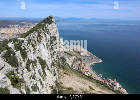 La falaise abrupte sur le côté est du Rocher de Gibraltar, donnant sur la Méditerranée Banque D'Images