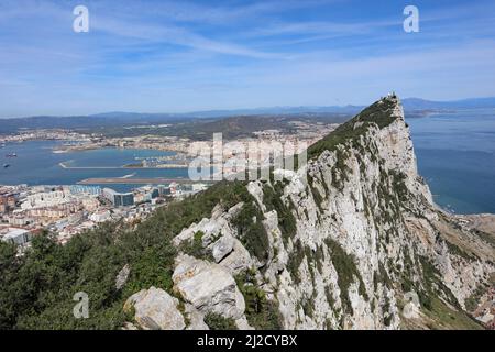 La falaise abrupte sur le côté est du Rocher de Gibraltar, donnant sur la Méditerranée Banque D'Images