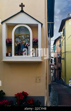 Sanctuaire votif avec une statuette de notre Dame et de notre enfant Jésus dans un coin d'une ruelle étroite dans le quartier médiéval la Pigna de Sanremo, Ligurie, Italie Banque D'Images