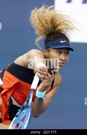 Miami Gardens, États-Unis. 31st mars 2022. Naomi Osaka du Japon sert à Belinda Bencic de Suisse pendant les demi-finales à l'Open de Miami dans le Hard Rock Stadium à Miami Gardens, Floride, le jeudi 31 mars 2022. Photo de Gary I Rothstein/UPI crédit: UPI/Alay Live News Banque D'Images