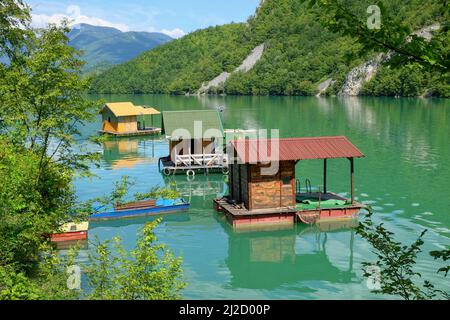 Trois maisons flottantes sur la Drina, Serbie Banque D'Images