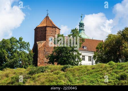 Plock, Pologne - 12 août 2021. Château au-dessus de la rivière en été Banque D'Images