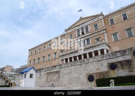 Le Parlement grec et la tombe du Soldat inconnu sur la place Syntagma en centre-ville. Athènes, Grèce Banque D'Images