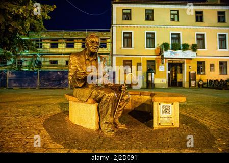 Plock, Pologne - 12 août 2021. Banc Waclaw Milke la nuit Banque D'Images