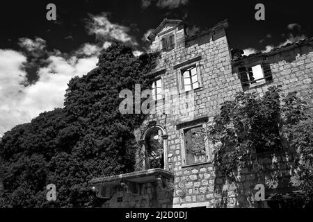 Maison en pierre abandonnée à Risan, Monténégro (noir-blanc) Banque D'Images