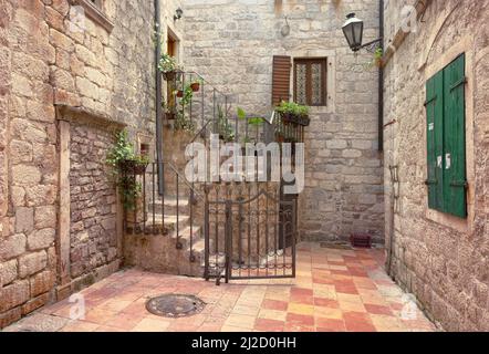 Rue médiévale dans la vieille ville de Kotor, Monténégro Banque D'Images