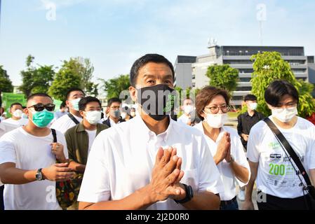 Bangkok, Thaïlande. 31st mars 2022. Chadchart Sittipunt (C), un candidat indépendant, candidats à l'élection du gouverneur de Bangkok, le 31 mars 2022, à la Metropolitan Administration Bangkok City Hall 2. (Photo de Teera Noisakran/Pacific Press/Sipa USA) crédit: SIPA USA/Alay Live News Banque D'Images