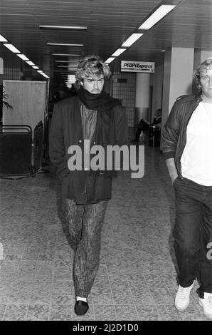 George Michael du groupe pop britannique Wham ! Photographié avant de partir pour leur tournée en Chine. 30th mars 1985. Banque D'Images