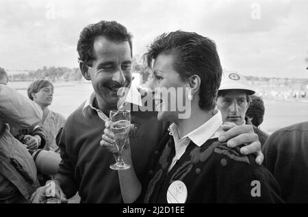 Le tournoi de la Ryder Cup s'est tenu du 13th au 15th septembre 1985 au cours du Brabazon du Beffroi à Wishaw, dans le Warwickshire. Team Europe a remporté la compétition de 16,5 à 11,5 points, marquant leur première victoire dans le tournoi et mettant fin à 28 ans de domination américaine. Sam Torrance célèbre le succès de l'équipe européenne avec une coupe de champagne rejointe par sa femme Elizabeth. 15th septembre 1985. Banque D'Images