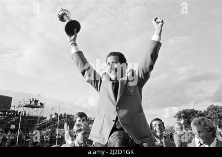 Le tournoi Ryder Cup s'est tenu du 13th au 15th septembre 1985 au Brabazon course du Beffroi à Wishaw, Warwickshire.Team Europe a remporté le concours de 16,5 à 11,5 points, marquant ainsi leur première victoire dans le tournoi. Sam Torrance, qui a coulé le putt gagnant, détient fièrement le trophée. 15th septembre 1985. Banque D'Images