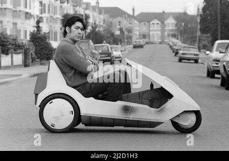 15 Pierre Roy Stuart d'Ilford, Essex, propriétaire d'un C5, ne peut obtenir que six milles de son en raison de sa taille. Photo prise le 10th mars 1985 Banque D'Images