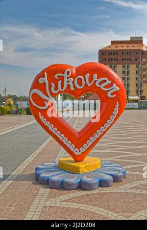 Vukovar coeur rouge touristique sur la place de la République de Croatie Banque D'Images