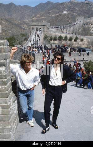 Groupe pop britannique Wham photographié lors de leur visite de 10 jours en Chine, le 1985 avril. George Michael et Andrew Ridgeley photographiés à la Grande Muraille de Chine. Banque D'Images