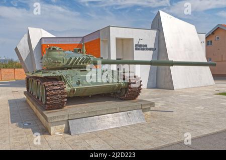 Le vieux char de Vukovar devant la Maison commémorative des défenseurs croates Banque D'Images