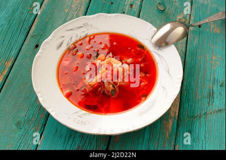 Borsch végétarien russe avec chou en plaque blanche sur table turquoise horizontale Banque D'Images