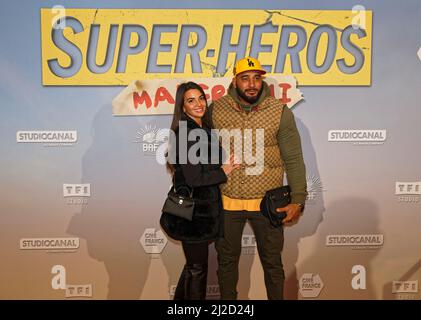 Paris, France. 31 janvier 2022, Kamel Guenfoud et un invité assistant à la première Super Heros Malgre lui le 31 2022 janvier au Grand Rex Banque D'Images