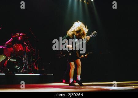 Groupe de rock australien AC/DC se présentant sur scène à Wembley Arena lors de leur tour du monde « Fly on the Wall ». En photo, le guitariste Angus Young. 16th janvier 1986. Banque D'Images