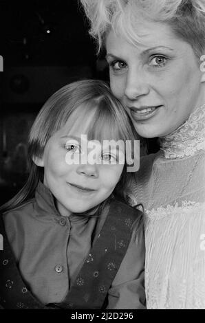 Angie Bowie, (également connue sous le nom d'Angela Bowie) avec sa fille Stacia Larranna Celeste Lipka (née en 1980) photo prise à la maison. Photo prise le 6th mars 1986 Banque D'Images