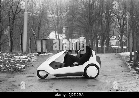 Le nouveau véhicule électrique Sir Clive Sinclair dans son nouveau véhicule électrique, le C5. Sir Clive rencontre la presse photo prise le 10th janvier 1985 Banque D'Images