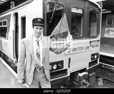 L'athlète olympique Mike McLeod surnommé l'Elswick Express ne pouvait pas suivre le rythme une fois lorsque le dernier supertrain de British Rail a frappé les pistes le 9th août 1985. Le train Sprinter est destiné à remplacer de nombreuses unités diesel vieillissantes de British Rail et fonctionne déjà dans la région des East Midlands Banque D'Images