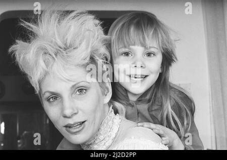 Angie Bowie, (également connue sous le nom d'Angela Bowie) avec sa fille Stacia Larranna Celeste Lipka (née en 1980) photo prise à la maison. Photo prise le 6th mars 1986 Banque D'Images