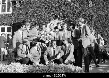 Le tournoi Ryder Cup s'est tenu du 13th au 15th septembre 1985 au Brabazon course du Beffroi à Wishaw, Warwickshire.Team Europe a remporté le concours de 16,5 à 11,5 points, marquant leur première victoire dans le tournoi et mettant fin à 28 ans de domination américaine. L'équipe européenne fête avec le trophée après la présentation. 15th septembre 1985. Banque D'Images