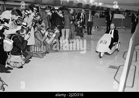 Le nouveau véhicule électrique Sir Clive Sinclair dans son nouveau véhicule électrique, le C5. Sir Clive rencontre la presse photo prise le 10th janvier 1985 Banque D'Images