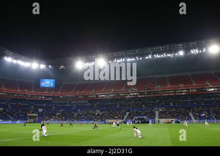 Lyon, France, 31st mars 2022. Les joueurs prennent le genou avant de se lancer dans le match de la Ligue des champions des femmes de l'UEFA au stade Groupama, à Lyon. Crédit photo à lire: Jonathan Moscrop / Sportimage crédit: Sportimage / Alay Live News Banque D'Images