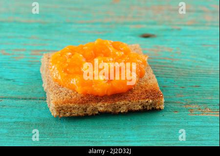 Confiture de citrouille maison sur pain de seigle toast sur table en bois horizontale Banque D'Images