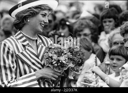 Un sourire pour ses admirateurs... HRH Princesse Diana, la Princesse du pays de Galles, lors de la visite d'hier à Swansea où elle a été présentée le programme de la Royal British Legion Housing Association à Winch Wen, Swansea, pays de Galles, photo prise le 1st octobre 1985 Banque D'Images