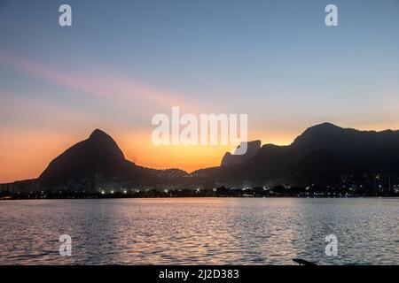 Coucher de soleil sur le lagon Rodrigo de Freitas à Rio de Janeiro, Brésil. Banque D'Images