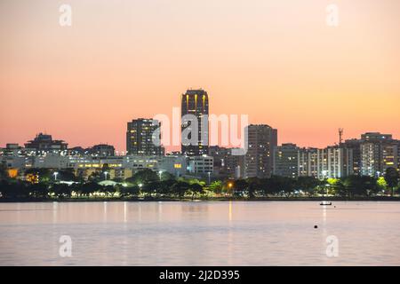 Coucher de soleil sur le lagon Rodrigo de Freitas à Rio de Janeiro, Brésil. Banque D'Images