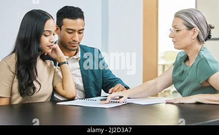 C'est à quoi ressemblent vos finances. Photo courte d'un jeune couple qui a fait des formalités administratives lors d'une réunion avec son conseiller financier. Banque D'Images