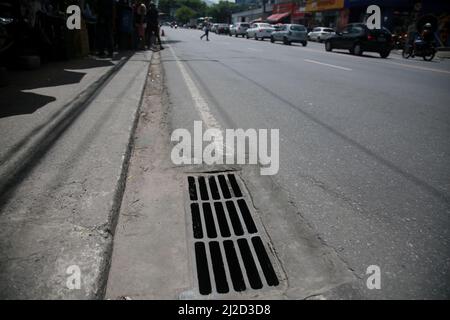 salvador, bahia, brésil - 31 mars 2022 : tuyau d'eau de pluie le long d'une route asphaltée dans la ville de Salvador. Banque D'Images