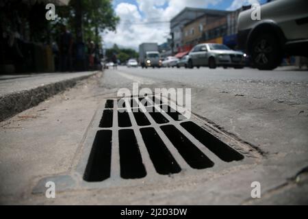 salvador, bahia, brésil - 31 mars 2022 : tuyau d'eau de pluie le long d'une route asphaltée dans la ville de Salvador. Banque D'Images