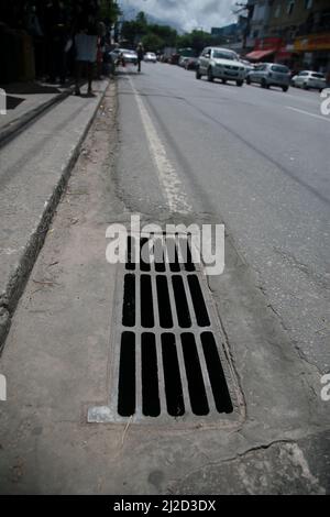 salvador, bahia, brésil - 31 mars 2022 : tuyau d'eau de pluie le long d'une route asphaltée dans la ville de Salvador. Banque D'Images