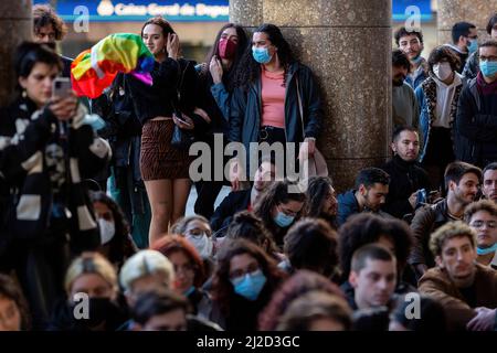 Porto, Portugal. 31st mars 2022. Les transgenres portugais se réunissent au cours d'une manifestation pacifique. Une journée qui célèbre les personnes transgenres, ainsi que leurs contributions à la société et sensibilise la communauté transgenre à la discrimination à laquelle elle est confrontée dans le monde entier. Des dizaines de manifestants se sont rassemblés dans une manifestation pacifique pour marquer la Journée internationale de visibilité transgenre à Porto. Crédit : SOPA Images Limited/Alamy Live News Banque D'Images