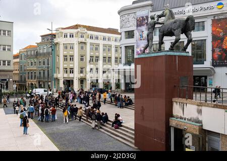 Porto, Portugal. 31st mars 2022. Les manifestants se rassemblent lors d'une manifestation pacifique. Une journée qui célèbre les personnes transgenres, ainsi que leurs contributions à la société et sensibilise la communauté transgenre à la discrimination à laquelle elle est confrontée dans le monde entier. Des dizaines de manifestants se sont rassemblés dans une manifestation pacifique pour marquer la Journée internationale de visibilité transgenre à Porto. Crédit : SOPA Images Limited/Alamy Live News Banque D'Images