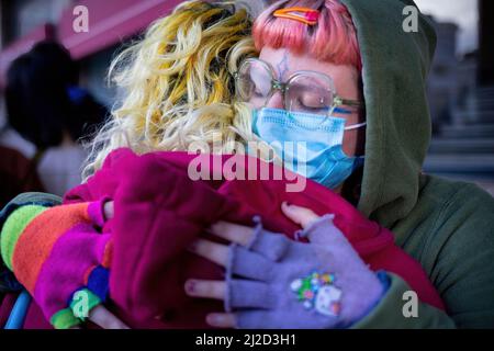 Porto, Portugal. 31st mars 2022. Les transgenres portugais se sont vus embrasser au cours d'une manifestation pacifique. Une journée qui célèbre les personnes transgenres, ainsi que leurs contributions à la société et sensibilise la communauté transgenre à la discrimination à laquelle elle est confrontée dans le monde entier. Des dizaines de manifestants se sont rassemblés dans une manifestation pacifique pour marquer la Journée internationale de visibilité transgenre à Porto. Crédit : SOPA Images Limited/Alamy Live News Banque D'Images