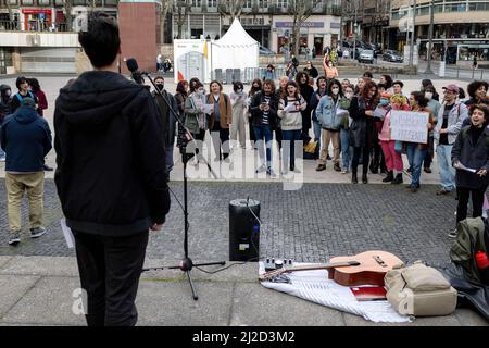 Porto, Portugal. 31st mars 2022. Les manifestants se rassemblent lors d'une manifestation pacifique. Une journée qui célèbre les personnes transgenres, ainsi que leurs contributions à la société et sensibilise la communauté transgenre à la discrimination à laquelle elle est confrontée dans le monde entier. Des dizaines de manifestants se sont rassemblés dans une manifestation pacifique pour marquer la Journée internationale de visibilité transgenre à Porto. (Photo par Diogo Baptista/SOPA Images/Sipa USA) crédit: SIPA USA/Alay Live News Banque D'Images