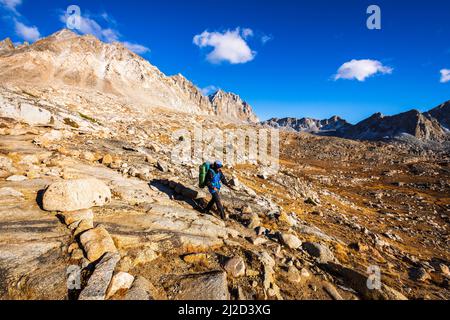 Backpacker traversant Bishop Pass, parc national de Kings Canyon, Californie, États-Unis Banque D'Images