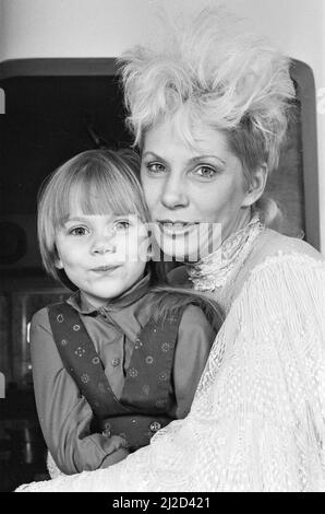 Angie Bowie, (également connue sous le nom d'Angela Bowie) avec sa fille Stacia Larranna Celeste Lipka (née en 1980) photo prise à la maison. Photo prise le 6th mars 1986 Banque D'Images