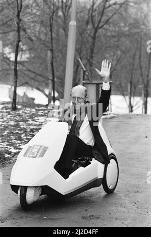 Le nouveau véhicule électrique Sir Clive Sinclair dans son nouveau véhicule électrique, le C5. Sir Clive rencontre la presse photo prise le 10th janvier 1985 Banque D'Images